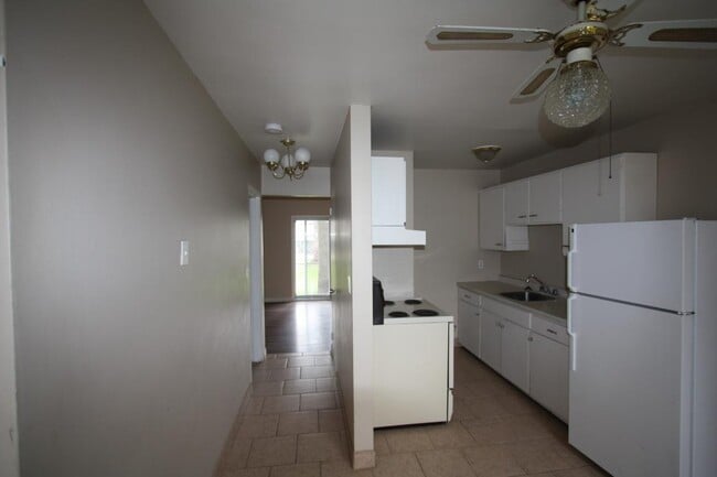 Building Photo - 451 Lyndoch St