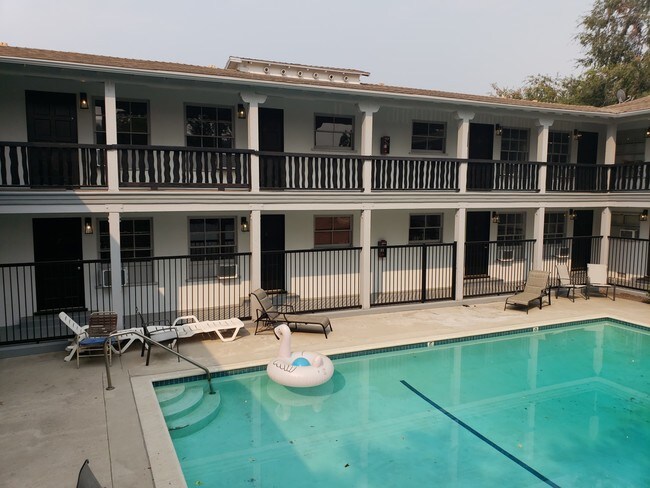 Building Photo - 1831 Riverside Dr