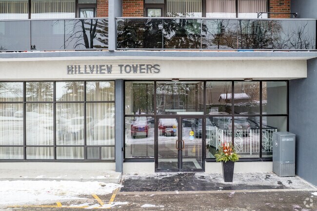 Entrée - 60 Bridge Street West