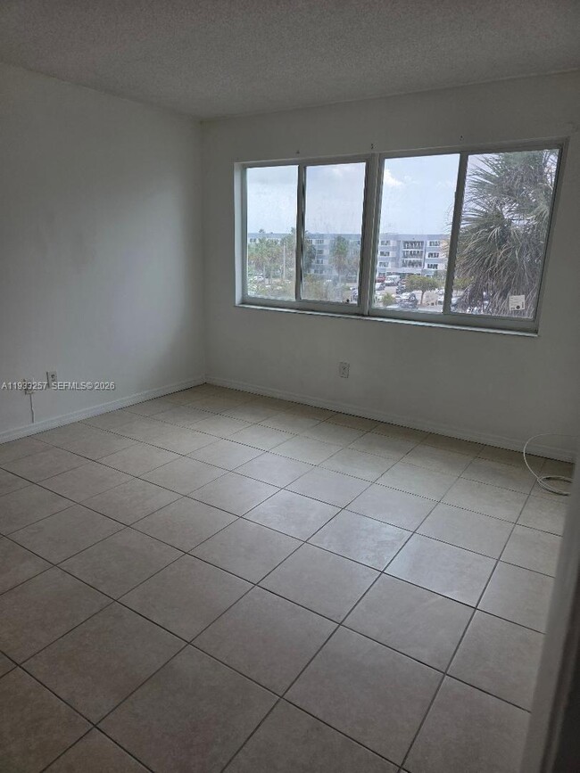 Building Photo - 14840 Naranja Lakes Blvd