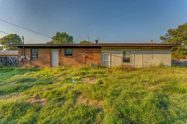 Building Photo - 121 W Pecan St