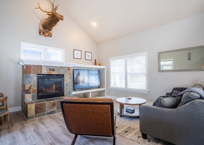 Foto del edificio - Amazing Updated Braeburn Townhome close to all Bend has to offer!