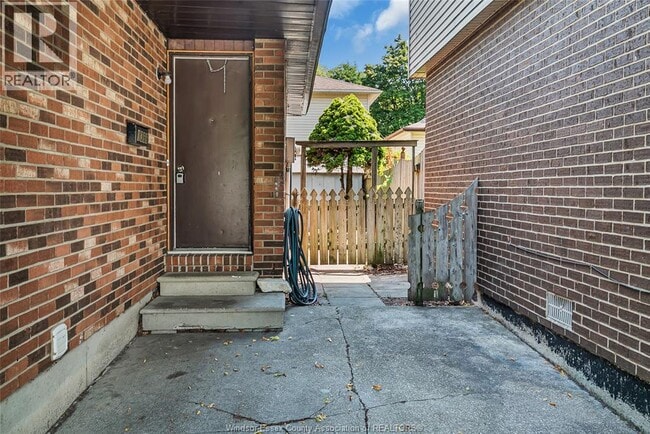 Building Photo - 1366 Bayswater Crescent