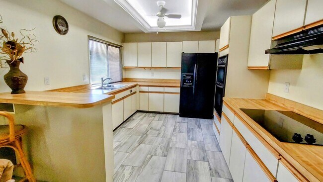 Foto del edificio - Sandpiper Bay area home situated on 1/2 ac...