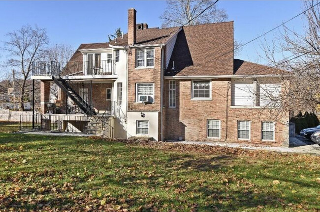 Building Photo - 2 Hollowbrook Pl