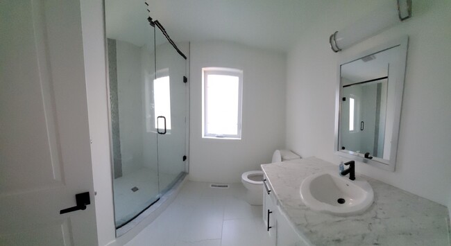 Building Photo - 969 Deveron Cres