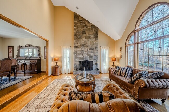 Foto del edificio - 723 Laurie Ln