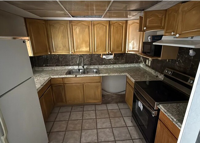 Building Photo - 9242 Green Meadows Way