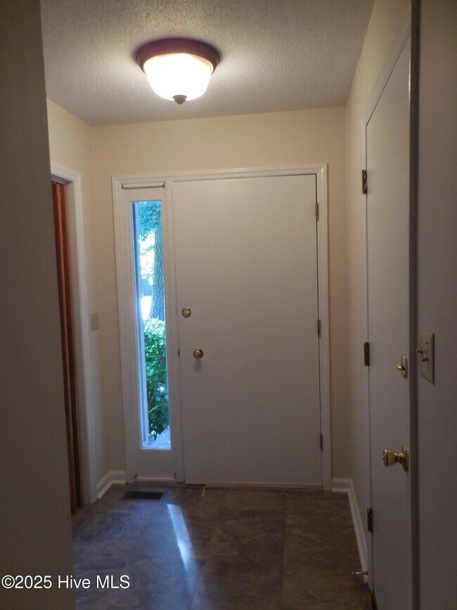 Foto del edificio - 1003 Stillwood Cir