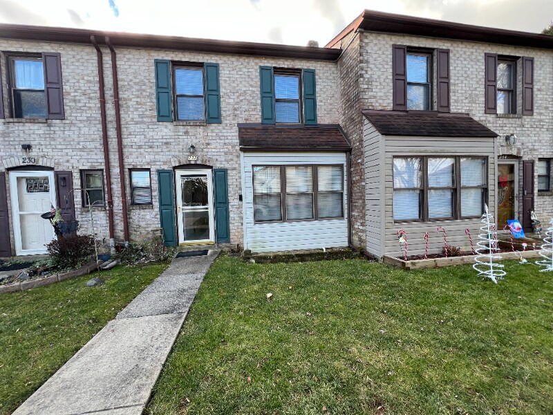 Primary Photo - 232 East Ct