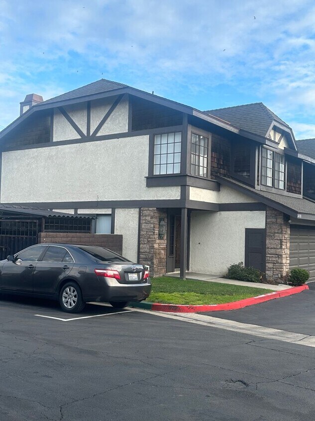 Primary Photo - Charming 3-Bed/2.5-Bath Townhome with 2-Ca...