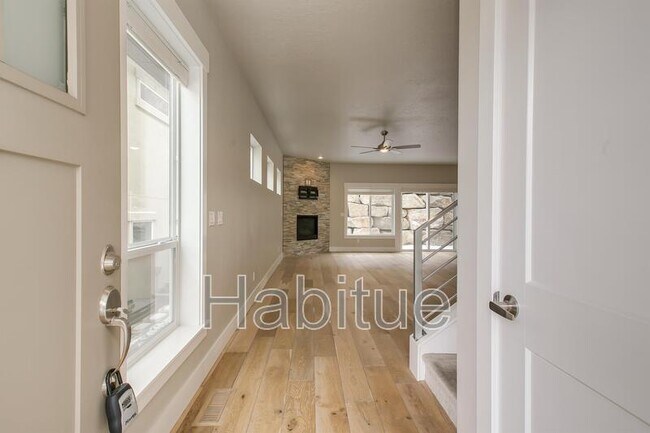 Foto del edificio - 2248 W Hill Terrace Ln