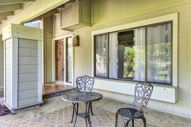 Foto del edificio - STUNNING 4BD / 2.5BTH SINGLE FAMILY RIGHT ...