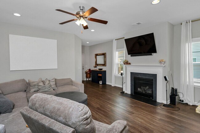 Foto del edificio - Ranch style home with Modern Finishes & Private Fenced Backyard!
