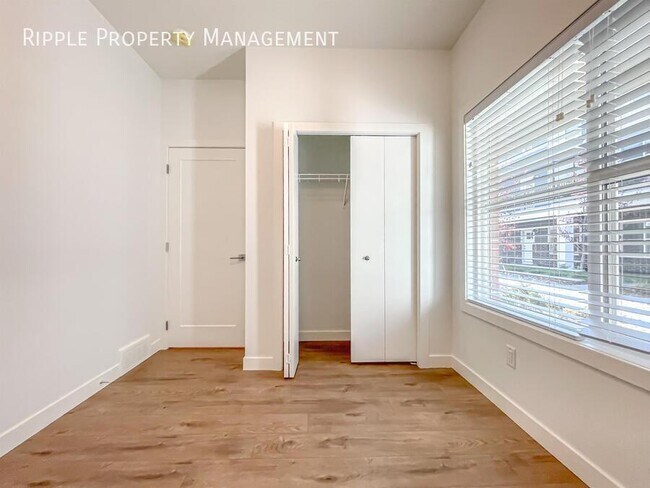 Photo du bâtiment - FANTASTIC 4 BEDS/ 2.5 BATHS TOWNHOUSE IN THE COMMUNITY OF REDSTONE