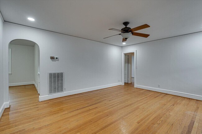 Foto del edificio - Charming East Ridge Rental – Spacious Yard, Updated Features & Pet-Friendly Living!