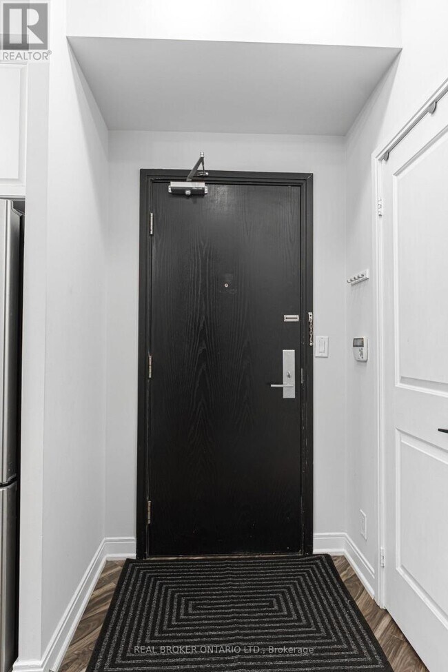 Photo du bâtiment - 90 Absolute Ave