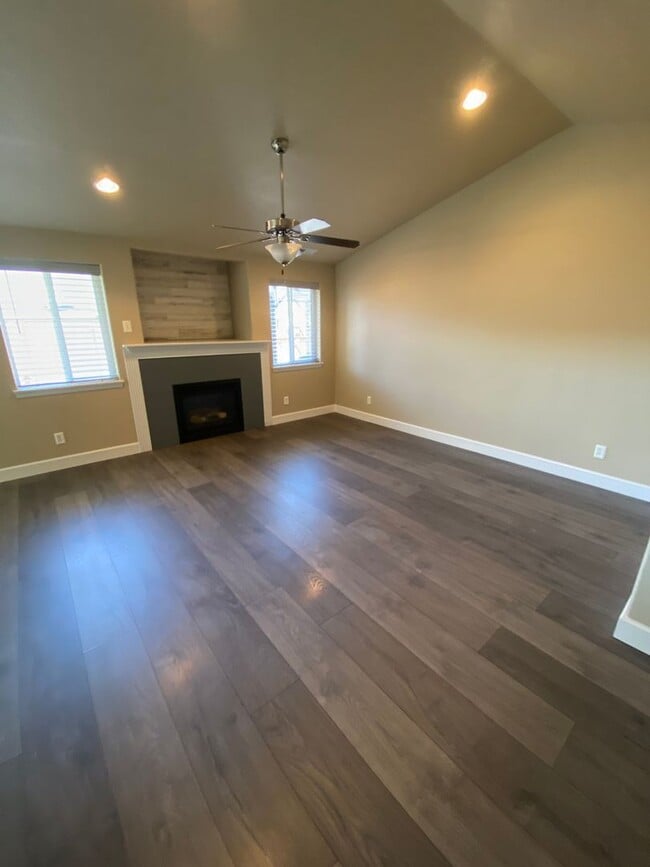 Foto del edificio - Newer NE Home, Gas Heat & A/C, All Applian...