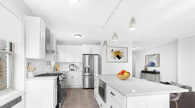 Building Photo - Stunning top floor one bedroom with water and bridge views!