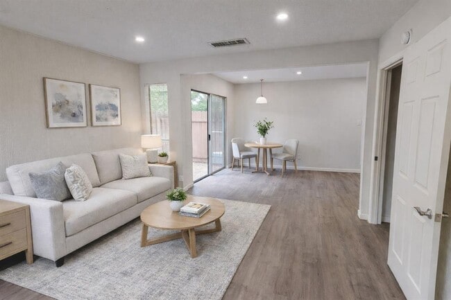 Foto del edificio - 5917 Little Creek Trail