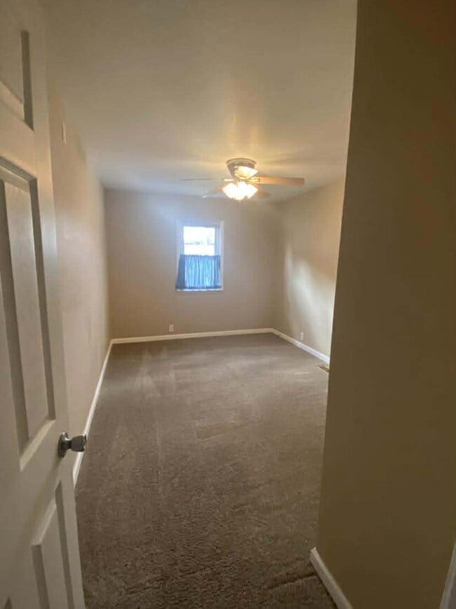 Building Photo - 506 W Maple St