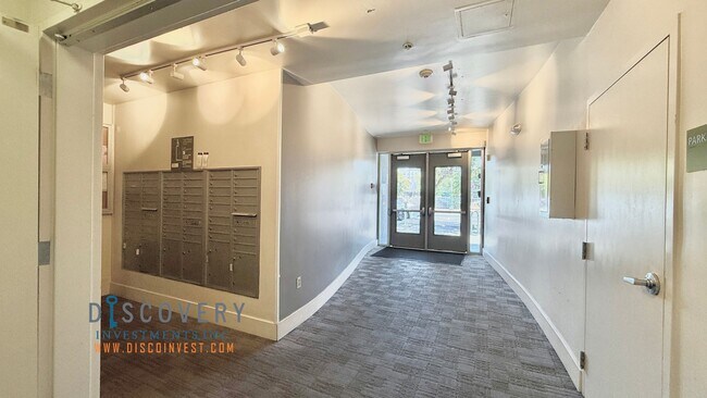 Foto del edificio - Stylish Uptown Condo in Prime Location