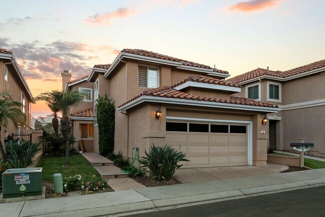 Building Photo - This Beautiful Fully Furnished Monarch Bea...