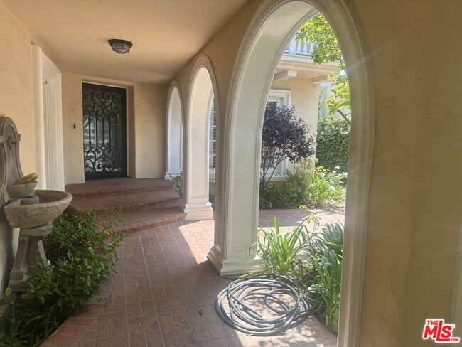 Building Photo - 320 S McCarty Dr