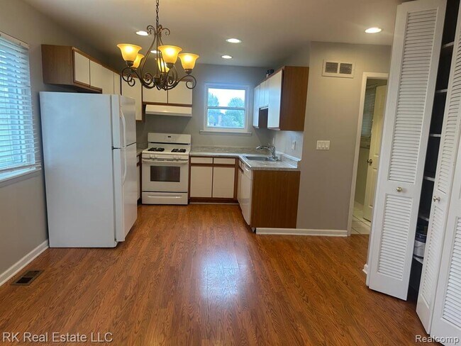 Building Photo - 2824 Roundtree Dr