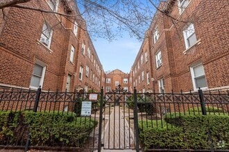 Building Photo - 652 W Oakdale Ave