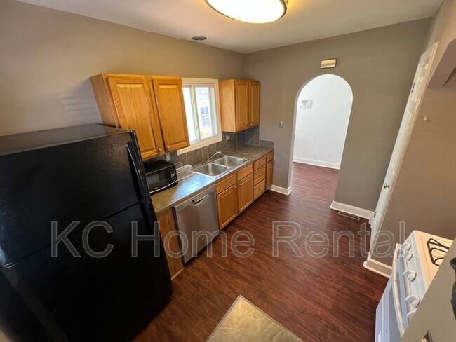 Building Photo - 730 E 63rd Terrace