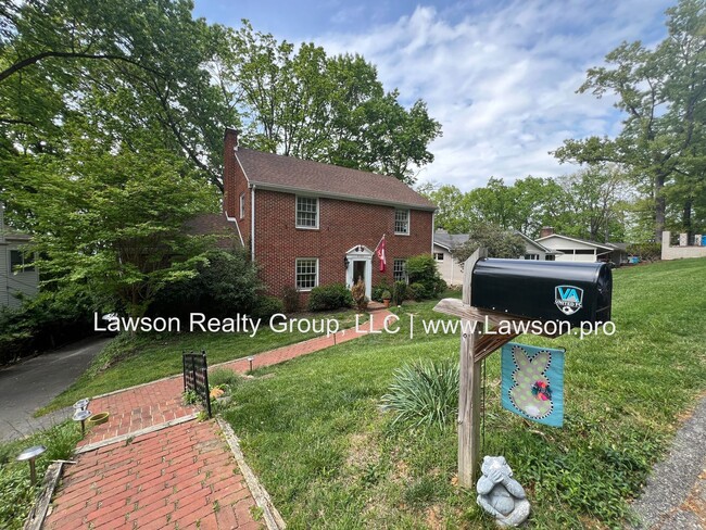 Building Photo - Lovely 4 Bedroom 3 Bath Home in South Roanoke