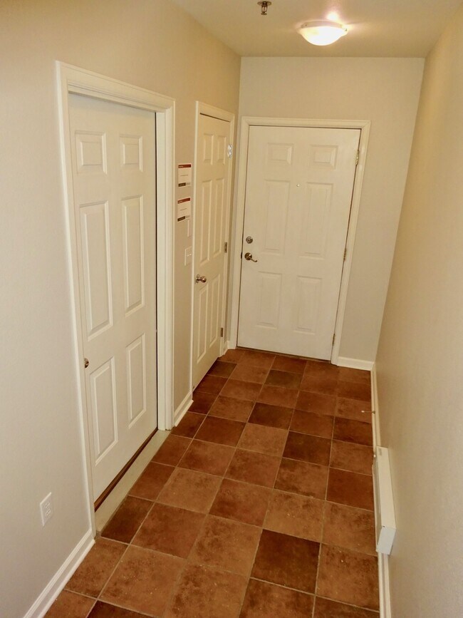 Foto del edificio - Spacious Two-Bedroom Townhouse with Attach...