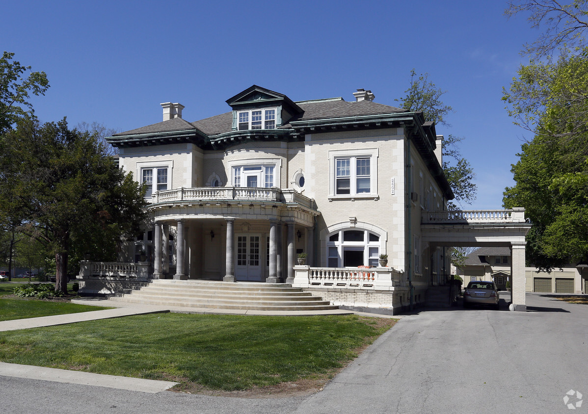 Primary Photo - Mansion Row - Where Historic Charm Meets M...