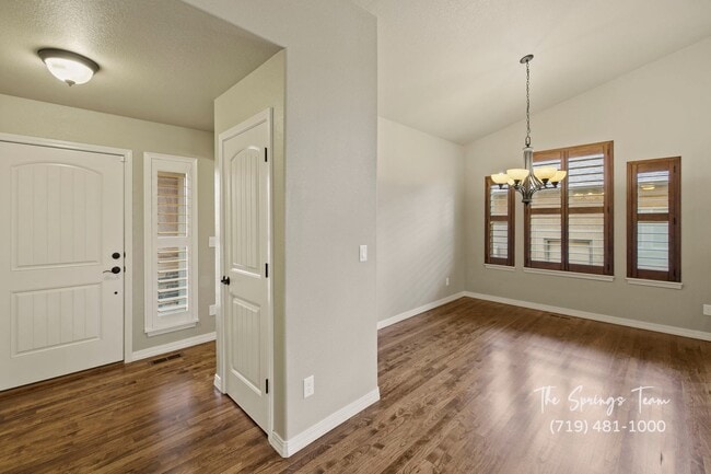 Foto del edificio - Beautiful 5-Bed 3-Bath 3-Car Home in Flyin...