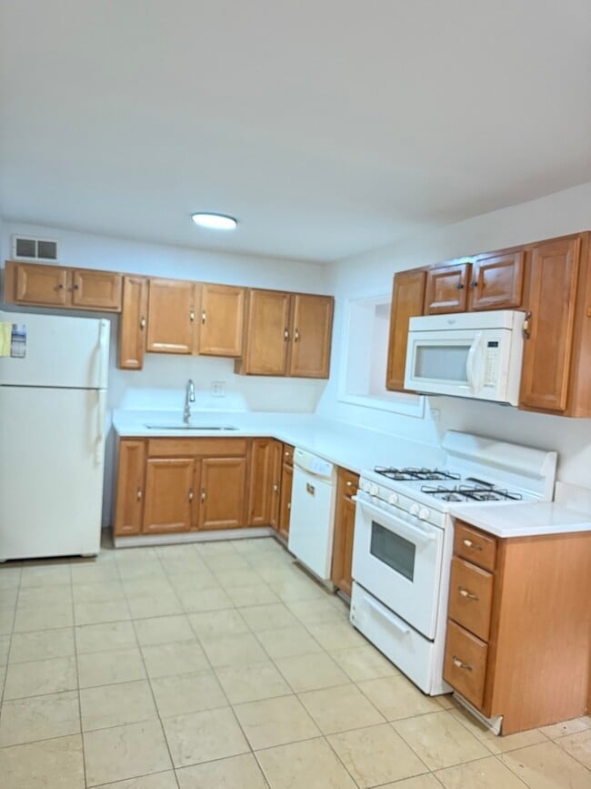 Building Photo - 533 Redwood Rd