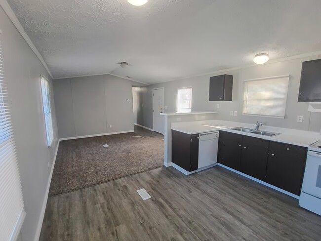 Building Photo - 42 Deerwood Park