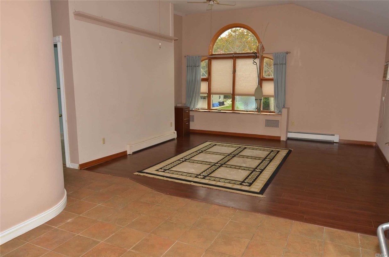 60 Lakeside Dr, Farmingville, NY 11738 Room for Rent in Farmingville