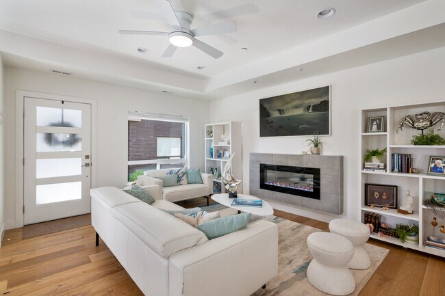 Foto del edificio - 6988 S Brookhill Dr