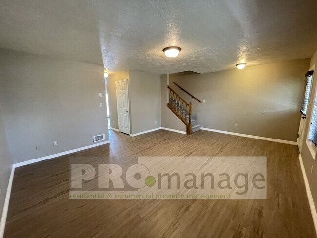 Foto del edificio - 3 Bed / 2.5 Bath Town Home w/ 2 Car Garage...