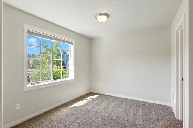 Foto del edificio - Beautiful 2-Bedroom, 2.5-Bath Townhome wit...