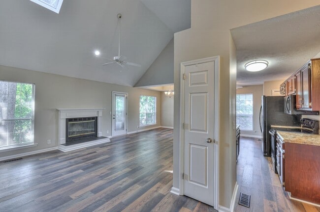 Building Photo - 1617 Roundhill Dr