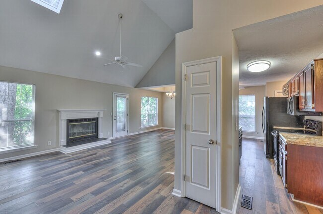 Foto del edificio - 1617 Roundhill Dr