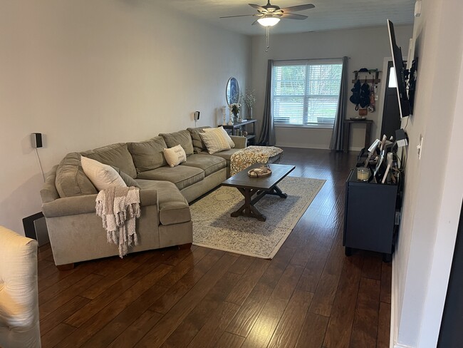 Building Photo - 221 Hurdle Dr