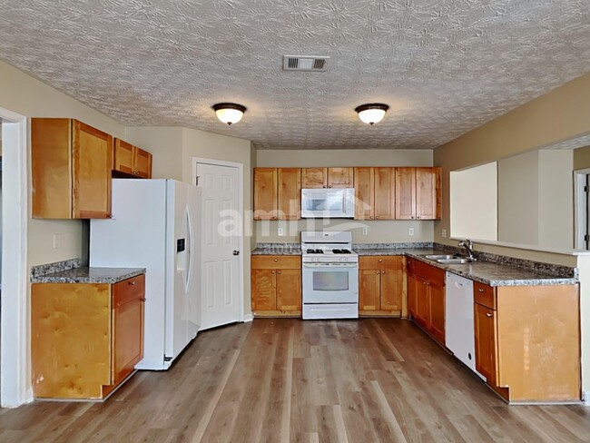 Building Photo - 1790 Pinehurst View Dr