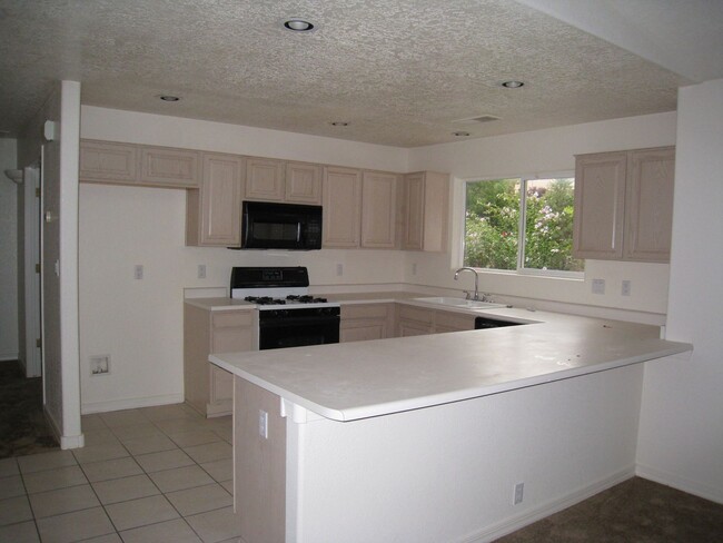 Building Photo - 4 Br, 3 Ba, large living room, formal dini...