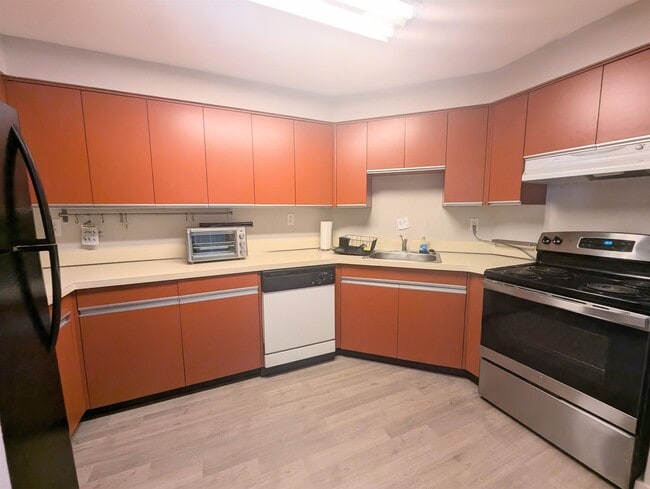 Building Photo - 1240 Harmon Cove Tower