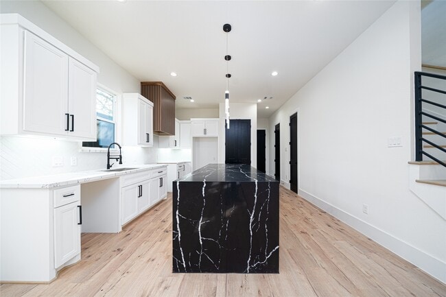 Building Photo - 2429 Parker Rd