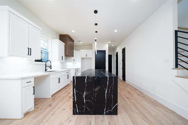 Building Photo - 2501 Parker Rd