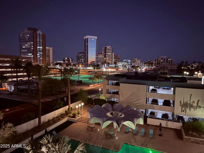 Foto del edificio - 207 W CLARENDON Ave